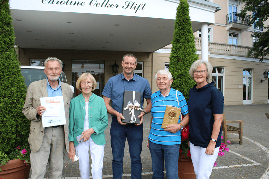 Übergabe der Ehrengaben zum 70. Sportabzeichen an Heinz Ratajczyk durch Vertreter:innen des KSB Hameln-Pyrmont