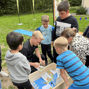 Kinder erhalten ihre Urkunde vom Minisportabzeichen