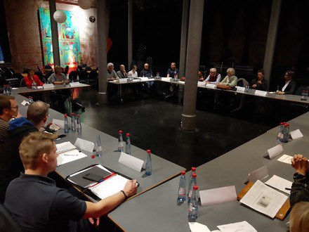 Foto der Diskussionsrunde bei der Fachtagung zum Thema Schwimmbäder im Landkreis Hameln Pyrmont