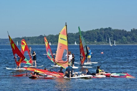 Eine Surflehrgruppe mit Jugendlichen im See