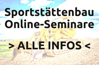 Ein Infoschild mit Baufahrzeug im Hitnergrund. als Vordergrund steht geschrieben "Sportstättenbau Online-Seminare Alle Infos"