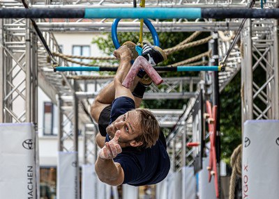 ein Mensch beim Klettern im Hindernis-Parcours