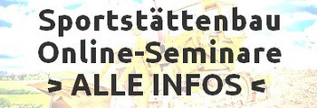 Hintergrund ein Bagger auf einer Wiese, im Vordergrund steht Sportstättenbau Online-Seminar, Alle Infos