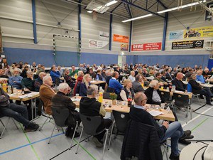 Zu sehen sind die Gäste des Kreissporttages des Kreissportbundes Hameln-Pyrmont. Sie sitzen an langen Tischreihene in einer Sporthalle und blicken nach vorne.
