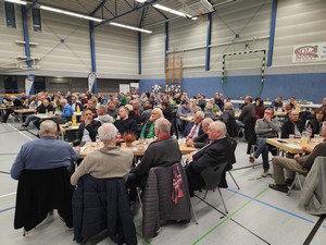 Zu sehen sind die Gäste des Kreissporttages des Kreissportbundes Hameln-Pyrmont. Sie sitzen an langen Tischreihene in einer Sporthalle und blicken nach vorne.