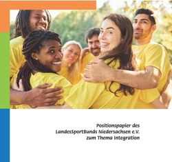 Zu sehen ist das Titelbild des Positionspapiers Integration des LSB Niedersachsen. Zu sehen sind fröhliche Menschen unterschiedlicher Hautfarbe, die gemeinsam Spaß haben und in die Kamera lächeln.