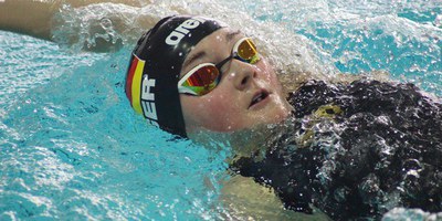 Foto von Alena Gemici beim Rückenschwimmen